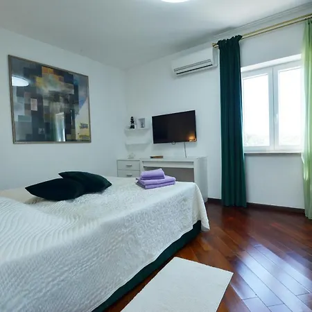 Apartment Max